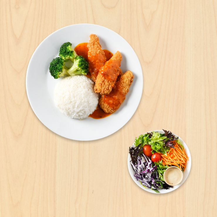 IKEA Family Thailand - Food Offers - ไก่ทอดแพลนต์เบสราดซอสต้มยำ เสิร์ฟพร้อมข้าว บรอกโคลี และสลัดผัก
